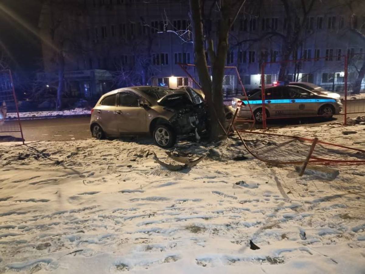 Во Владивостоке 14-летняя девочка за рулём Mazda Demio врезалась в дерево –  двое подростков взяли машину покататься – Новости Владивостока на VL.ru