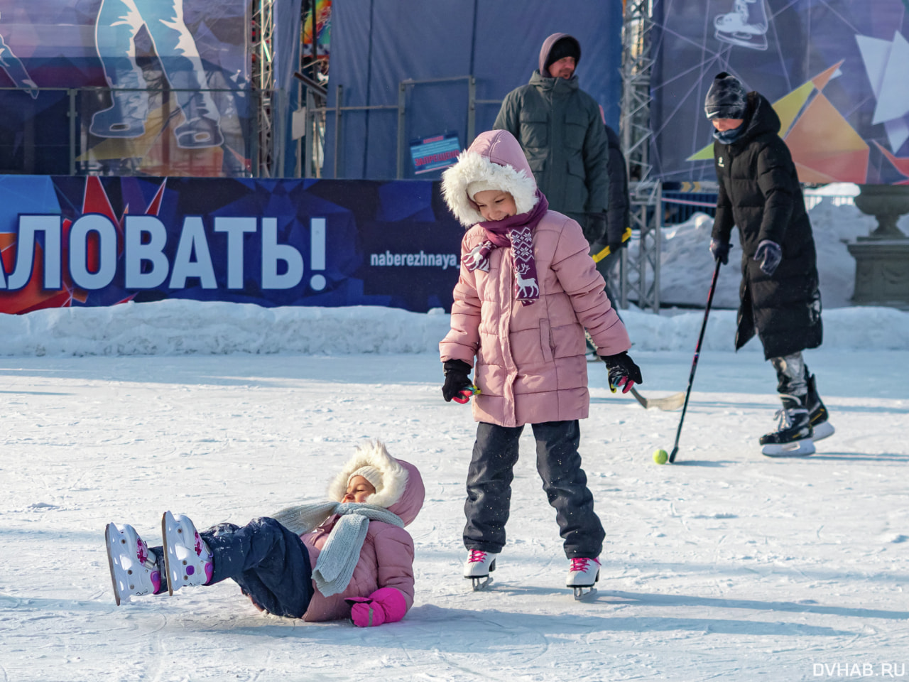 Последний день года хабаровчане с семьями проводят на катке (ФОТО; ВИДЕО) —  Новости Хабаровска