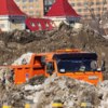 «Стихийная свалка» снега в районе фуникулёра превратилась в официальное временное место складирования — newsvl.ru