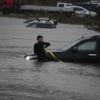 Утонувшие машины после дождя в ноябре — newsvl.ru
