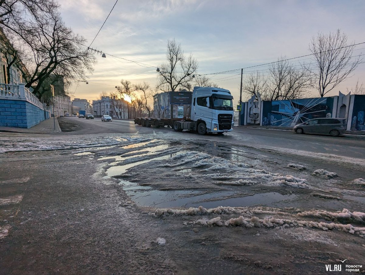 Улицы Пушкинская и Светланская в районе «Цирка» оказались затоплены и  обледенели – Новости Владивостока на VL.ru