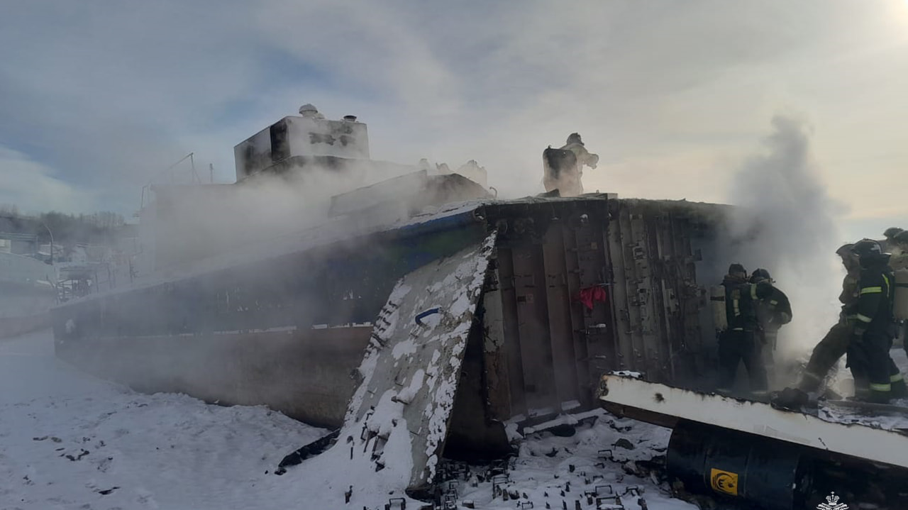 Пожар на палубе: судно загорелось в затоне на Базе КАФ — Новости Хабаровска