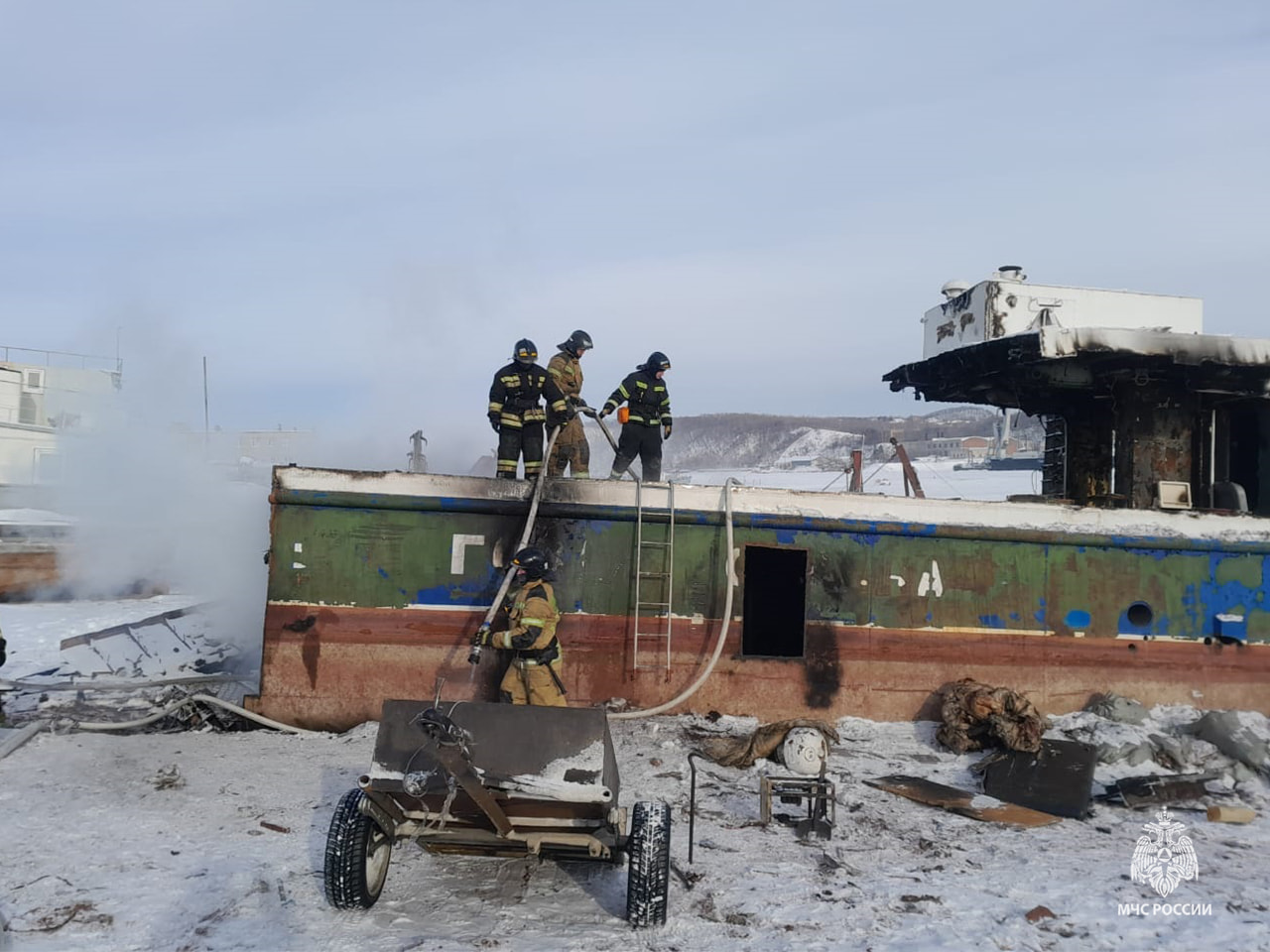 Пожар на палубе: судно загорелось в затоне на Базе КАФ — Новости Хабаровска