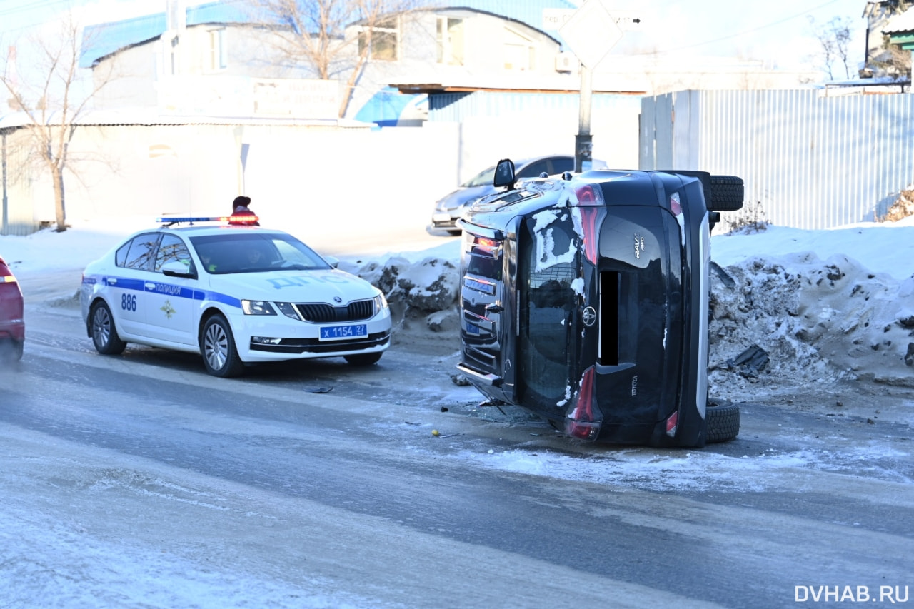 RAV4 перевернулся на Некрасова из-за скользкой дороги (ФОТО) — Новости  Хабаровска