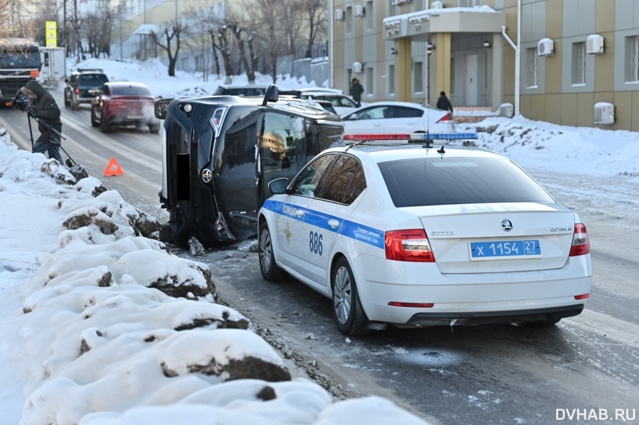 RAV4 перевернулся на Некрасова из-за скользкой дороги (ФОТО) — Новости  Хабаровска