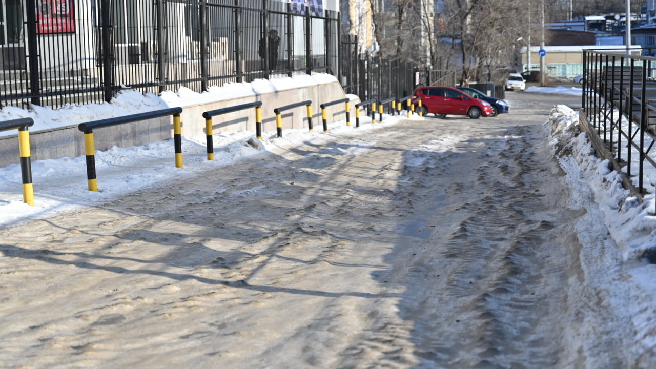 На ледяных наростах застревают хабаровчане возле популярного ТЦ (ФОТО) —  Новости Хабаровска