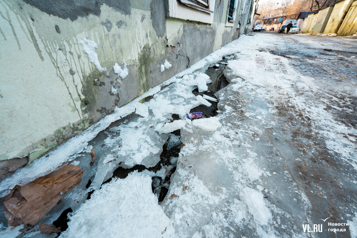 На Калинина прорвало трубы с горячей водой – двор за ночь обледенел (ФОТО;  ВИДЕО) – Новости Владивостока на VL.ru