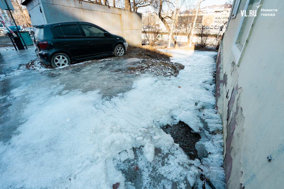 На Калинина прорвало трубы с горячей водой – двор за ночь обледенел (ФОТО;  ВИДЕО) – Новости Владивостока на VL.ru