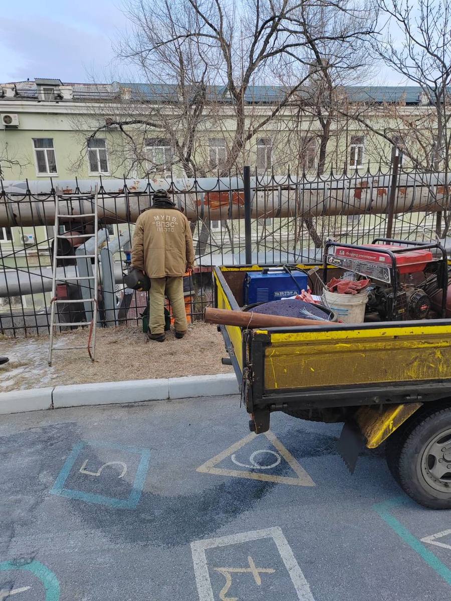 На Калинина, 41 снова протекает труба с горячей водой — неподалёку от  вчерашнего порыва – Новости Владивостока на VL.ru