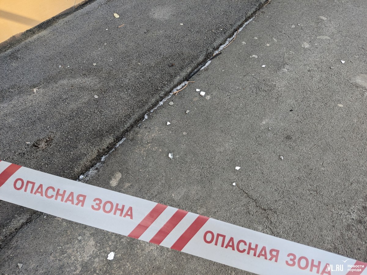 Тротуар у дома на Пологой, откуда летом падали куски штукатурки, снова  огородили – начался капремонт крыши (ФОТО) – Новости Владивостока на VL.ru