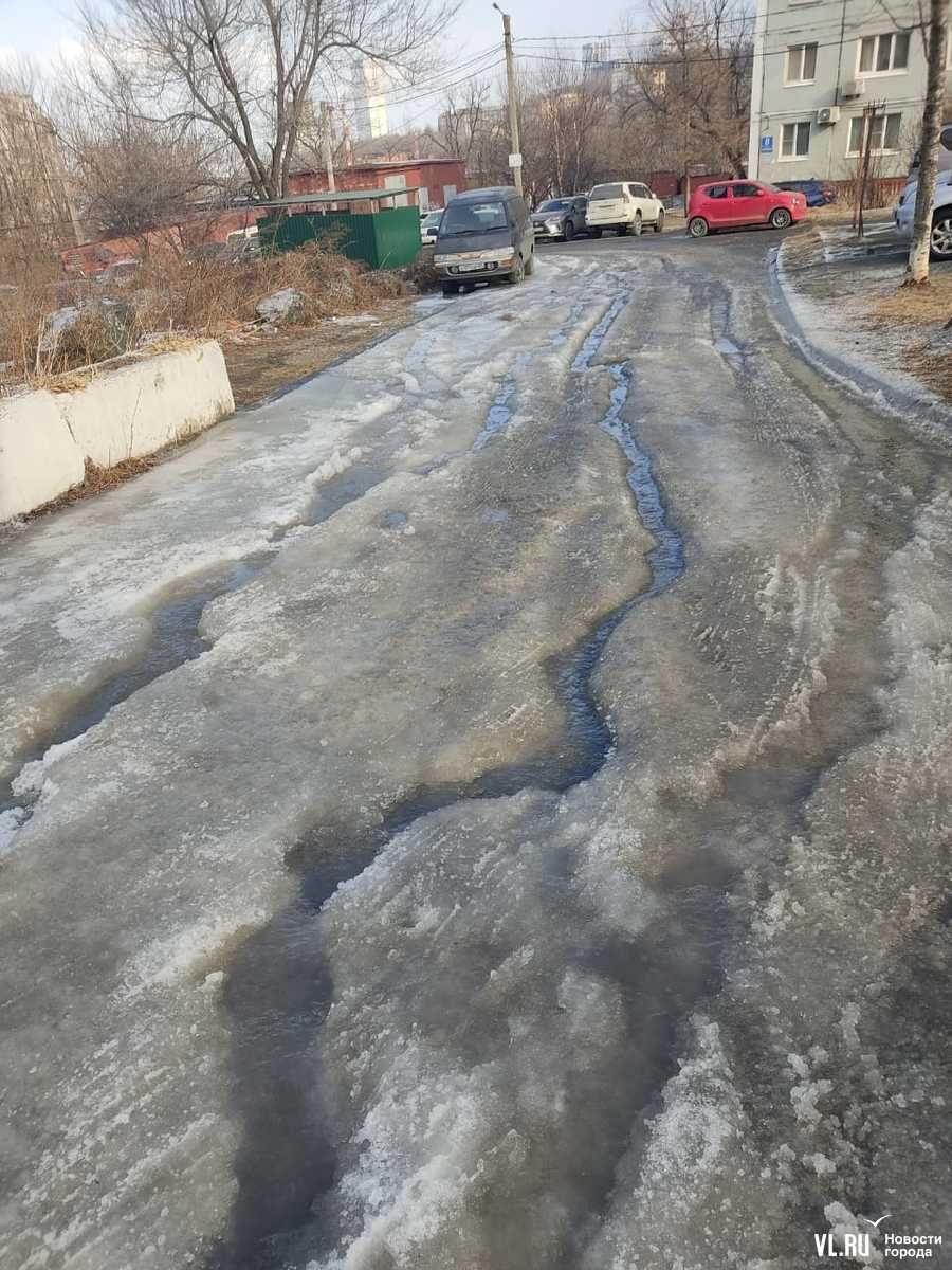 Из-за порыва на водоводе три дома на Кирова и Чапаева оказались во льду –  Новости Владивостока на VL.ru