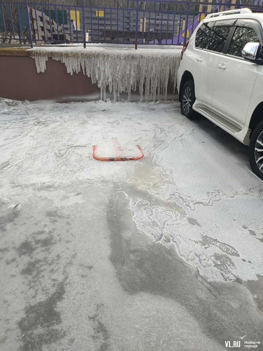 Из-за порыва на водоводе три дома на Кирова и Чапаева оказались во льду –  Новости Владивостока на VL.ru