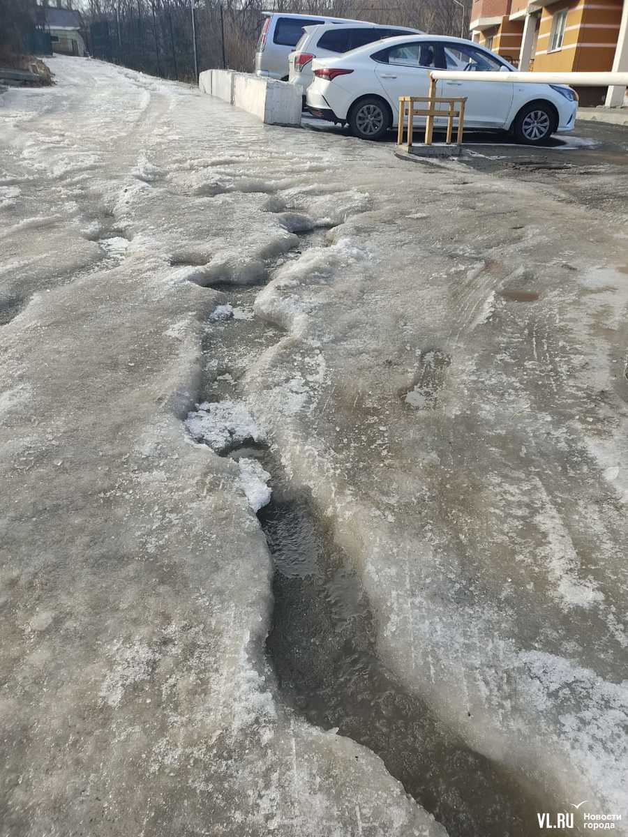 Из-за порыва на водоводе три дома на Кирова и Чапаева оказались во льду –  Новости Владивостока на VL.ru