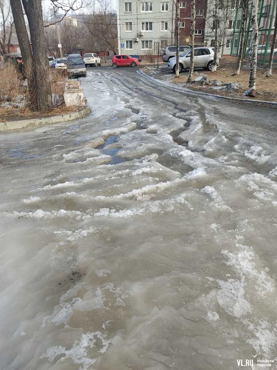 Из-за порыва на водоводе три дома на Кирова и Чапаева оказались во льду –  Новости Владивостока на VL.ru