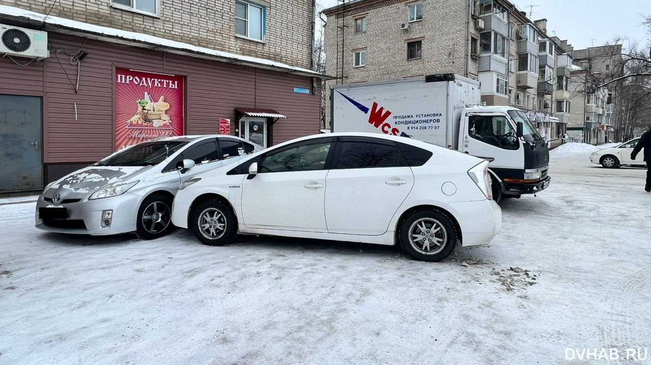 Уходящий от столкновения Prius врезался в припаркованный автомобиль (ФОТО;  ВИДЕО) — Новости Хабаровска