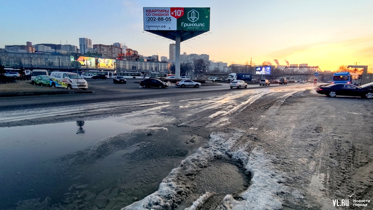 Ответственность за течь на Луговой так никто на себя и не взял – лужа стоит  второй день – Новости Владивостока на VL.ru