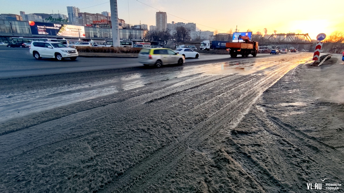 Ответственность за течь на Луговой так никто на себя и не взял – лужа стоит  второй день – Новости Владивостока на VL.ru