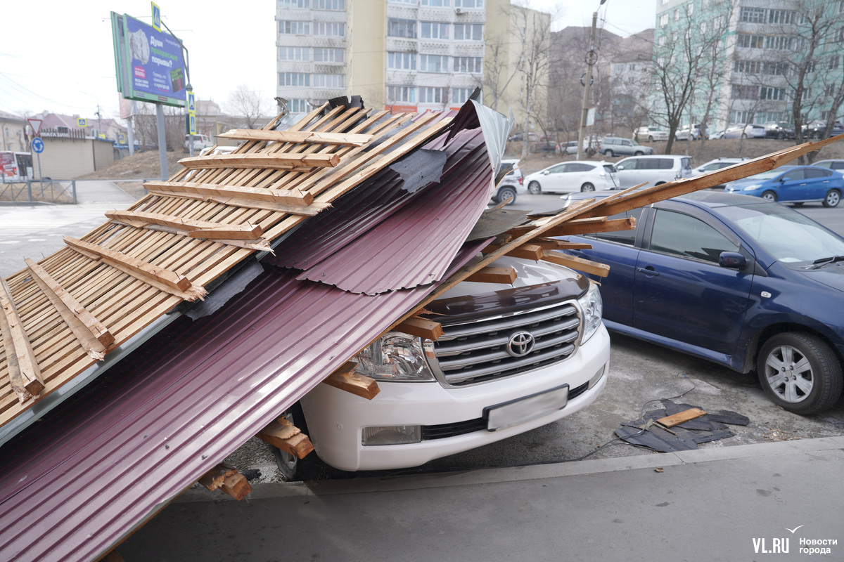 Сильный ветер во Владивостоке срывает крыши, сносит заборы и роняет сотовые  вышки (ФОТО; ВИДЕО) – Новости Владивостока на VL.ru