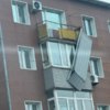 На Семёновской оторвало обшивку балкона — newsvl.ru