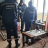 Спасатели во время стихии укрепляют балкон — newsvl.ru