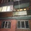 На Тихой ветер сорвал раму балкона. Фото тг канал Бухта Тихая — newsvl.ru