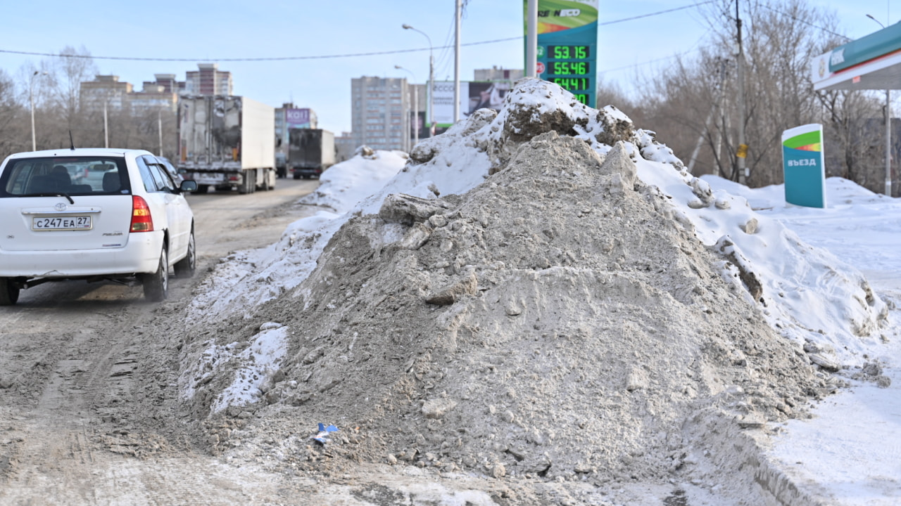 Как горки используют дети снежные валы на остановках (ФОТО) — Новости  Хабаровска