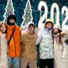 Студенты фотографировались на фоне светящихся цифр «2024» — newsvl.ru