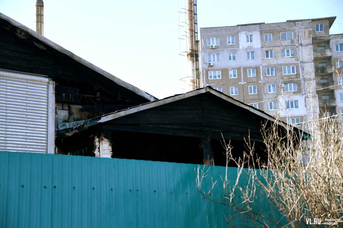 Ночью на Гризодубовой пострадали в пожаре частный дом и теплица – Новости  Владивостока на VL.ru