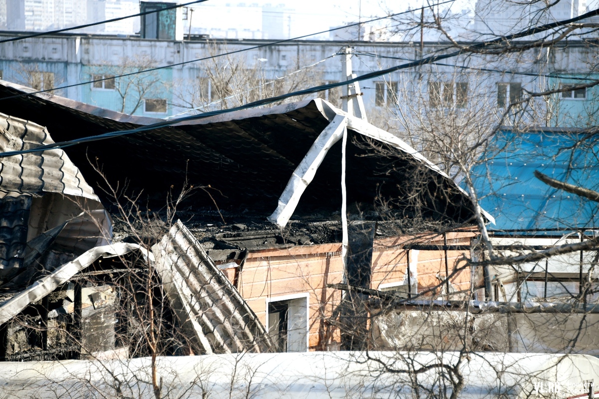 Ночью на Гризодубовой пострадали в пожаре частный дом и теплица – Новости  Владивостока на VL.ru