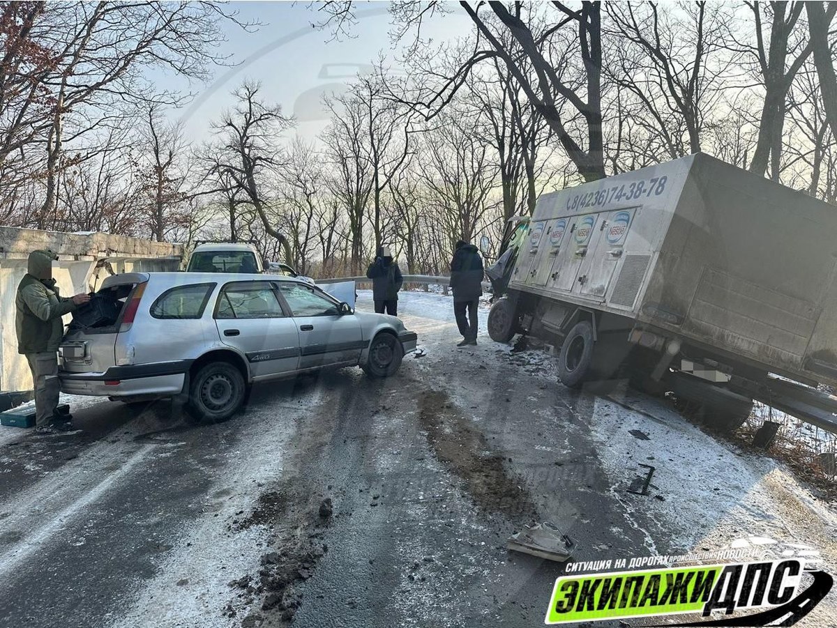 Лесная улица оказалась заблокирована после лобового столкновения Toyota  Carib и грузовика (ВИДЕО) – Новости Владивостока на VL.ru