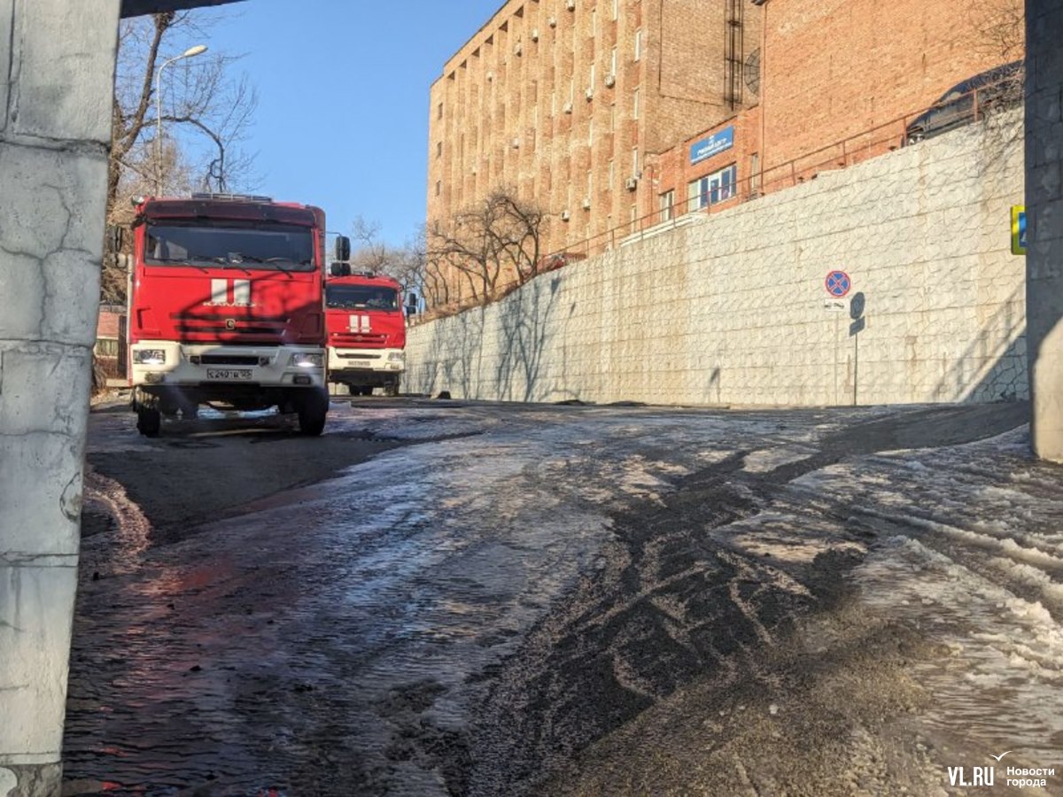 Из-за пожара в двухэтажном доме во Владивостоке на несколько часов  перекрыли спуск с Золотого моста на Пушкинскую (ФОТО) – Новости  Владивостока на VL.ru