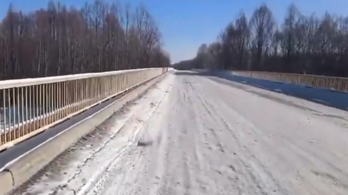 Огромной дыры на мосту через Горин опасаются водители в Солнечном районе  (ВИДЕО) — Новости Хабаровска