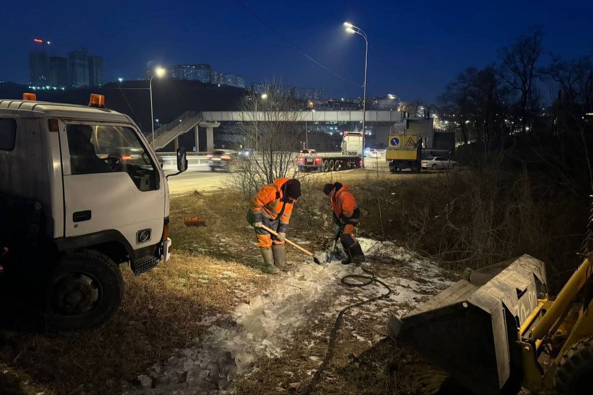 В районе Катерной убирают наледь на дороге из-за выхода грунтовых вод  (ФОТО) – Новости Владивостока на VL.ru