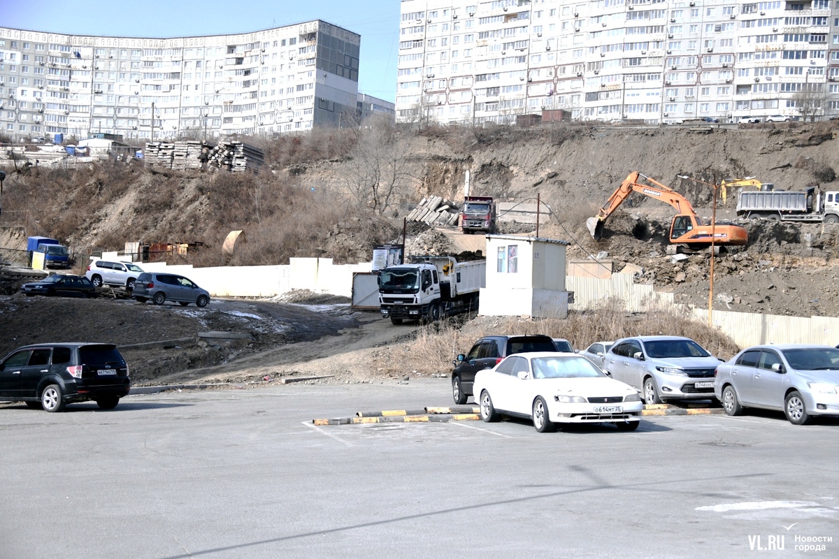 Жители Черняховского жалуются на пыль и грязь со стройки на месте развалин  школы (ФОТО) – Новости Владивостока на VL.ru