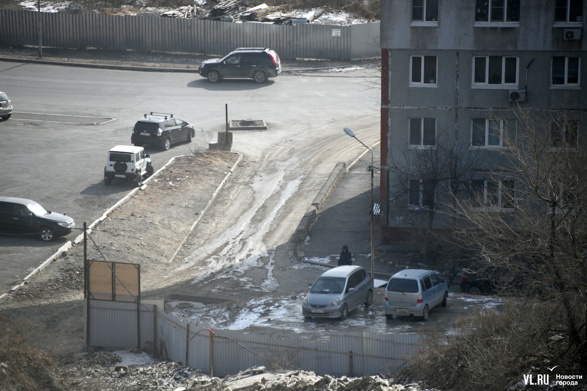 Жители Черняховского жалуются на пыль и грязь со стройки на месте развалин  школы (ФОТО) – Новости Владивостока на VL.ru