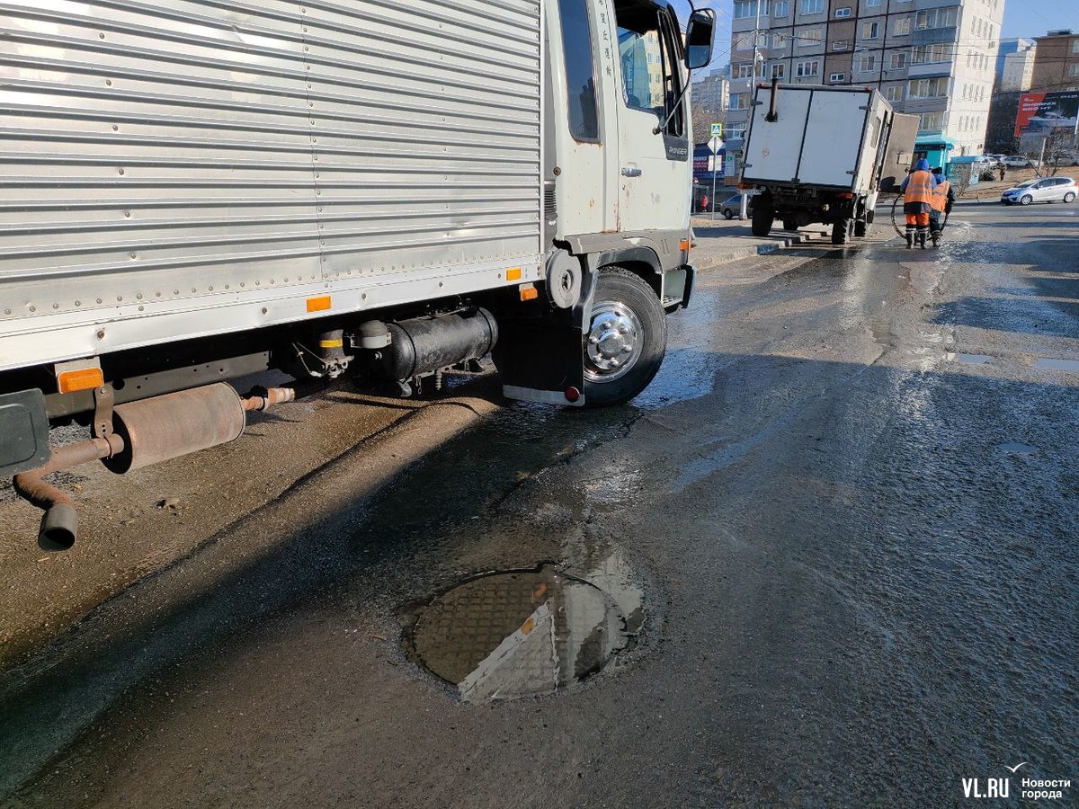 На Тихой вода из люка затопила дорогу возле «Энерготехникума» (ФОТО; ВИДЕО)  – Новости Владивостока на VL.ru