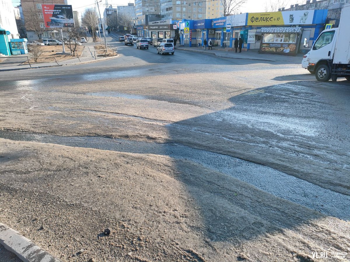 На Тихой вода из люка затопила дорогу возле «Энерготехникума» (ФОТО; ВИДЕО)  – Новости Владивостока на VL.ru