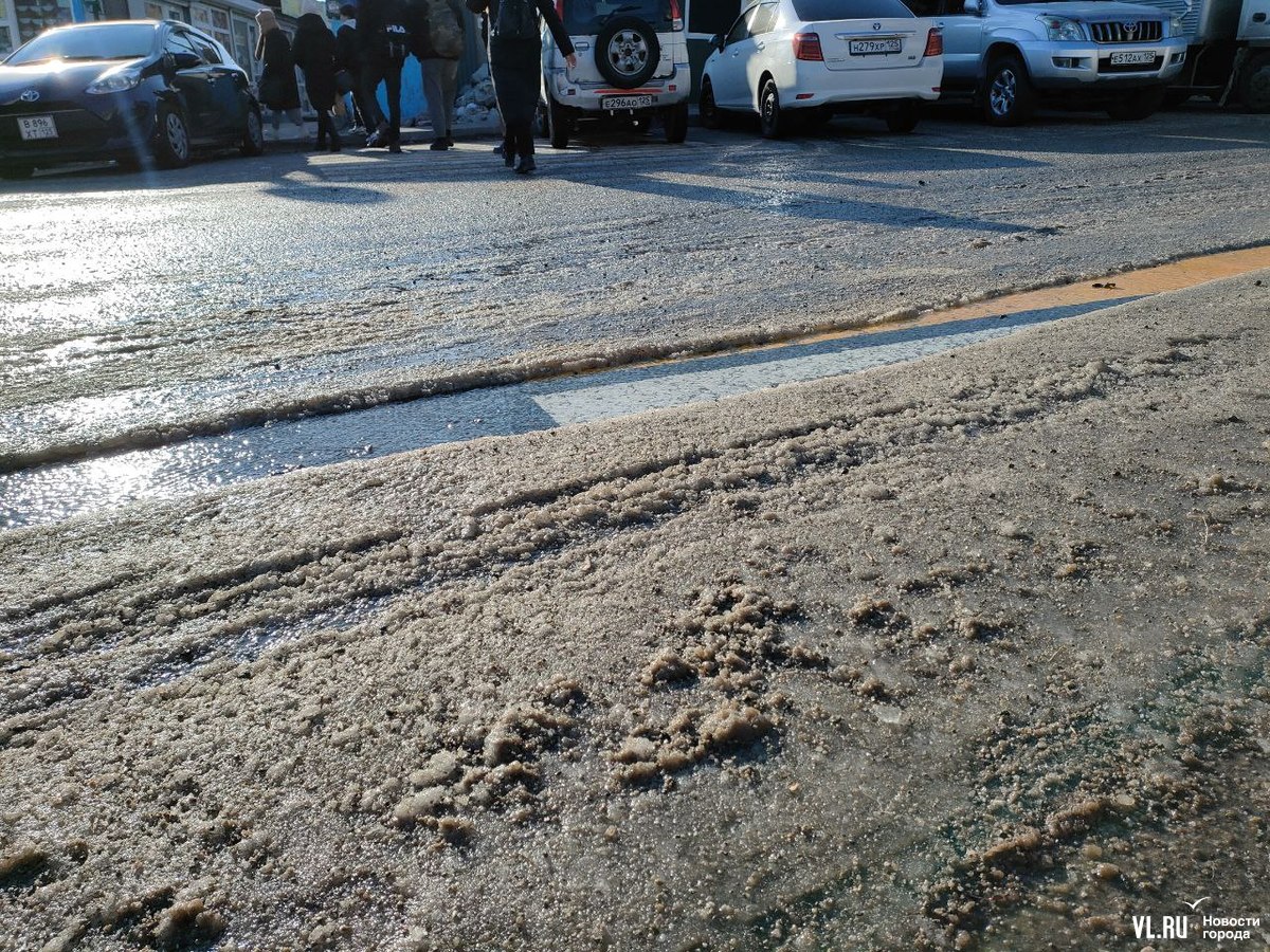 На Тихой вода из люка затопила дорогу возле «Энерготехникума» (ФОТО; ВИДЕО)  – Новости Владивостока на VL.ru