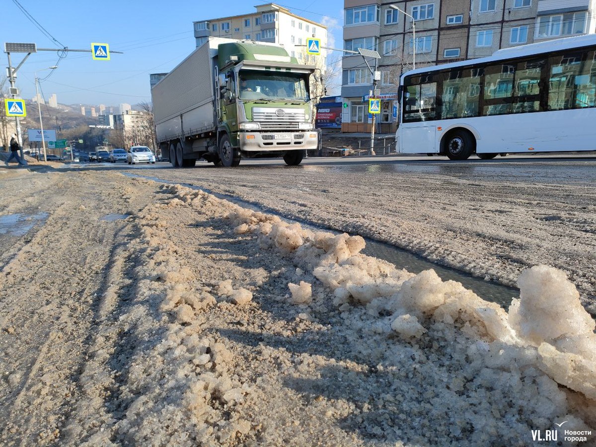 На Тихой вода из люка затопила дорогу возле «Энерготехникума» (ФОТО; ВИДЕО)  – Новости Владивостока на VL.ru