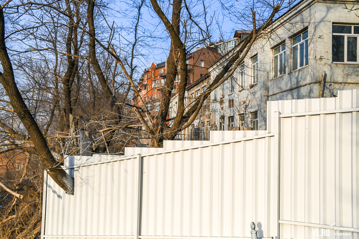 На месте заброшенного детского дома возле театра Горького начинают строить  элитный жилой комплекс (ФОТО) – Новости Владивостока на VL.ru