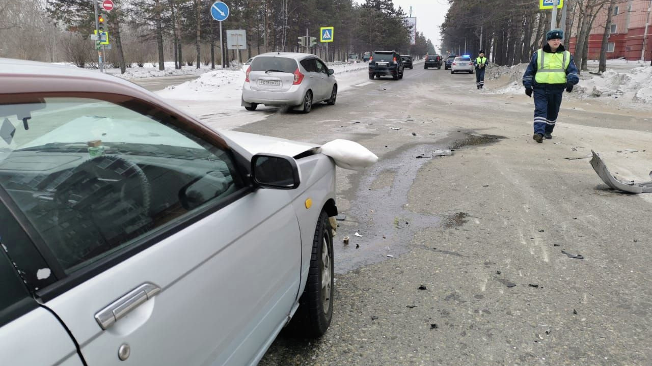 Nissan Bluebird и «газель» столкнулись на Аллее Труда (ФОТО) — Новости  Хабаровска