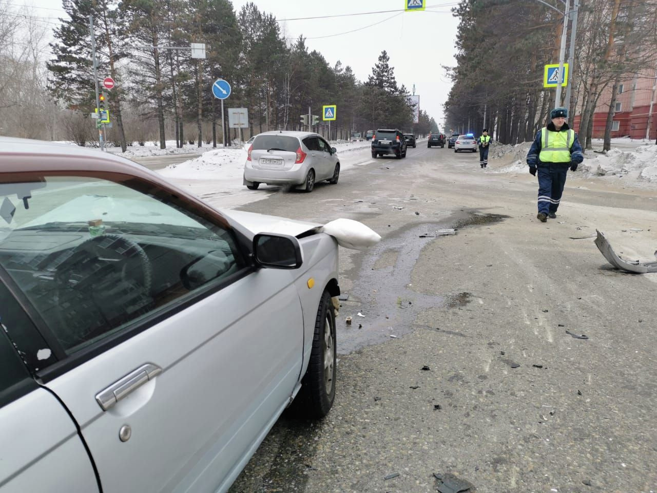 Nissan Bluebird и «газель» столкнулись на Аллее Труда (ФОТО) — Новости  Хабаровска