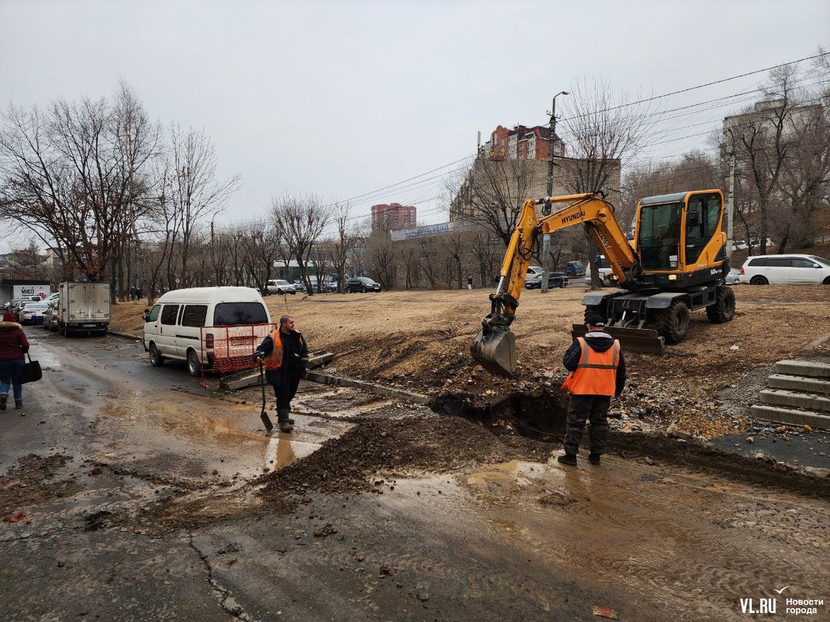 Фонтан кипятка» появился на Русской из-за повреждения теплотрассы (ВИДЕО) –  Новости Владивостока на VL.ru