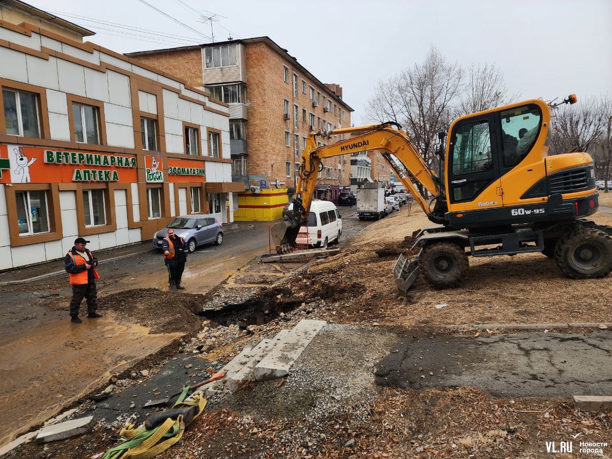 Фонтан кипятка» появился на Русской из-за повреждения теплотрассы (ВИДЕО) –  Новости Владивостока на VL.ru