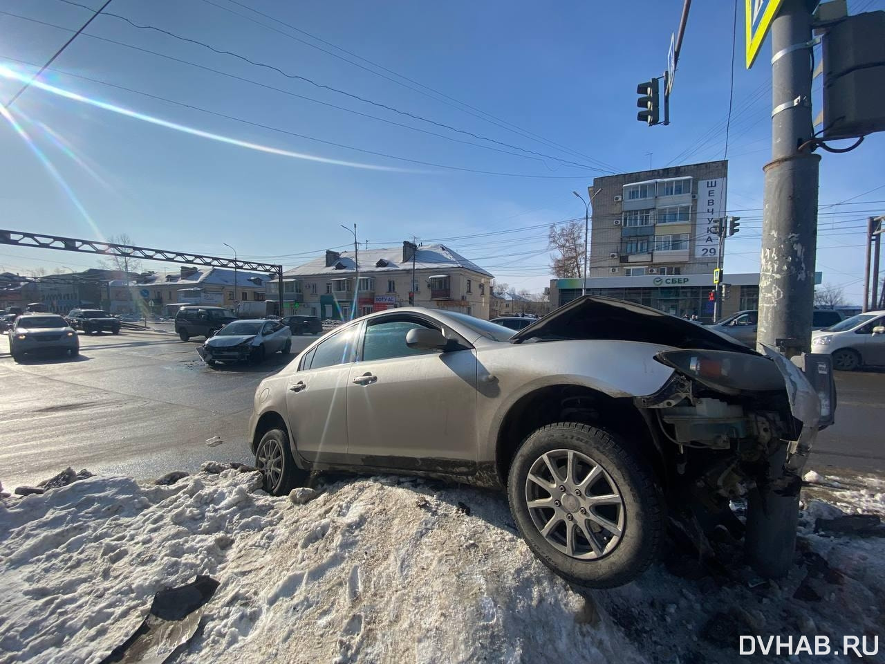 Водитель Mazda Axela влетел в светофор на Трубном (ФОТО) — Новости  Хабаровска