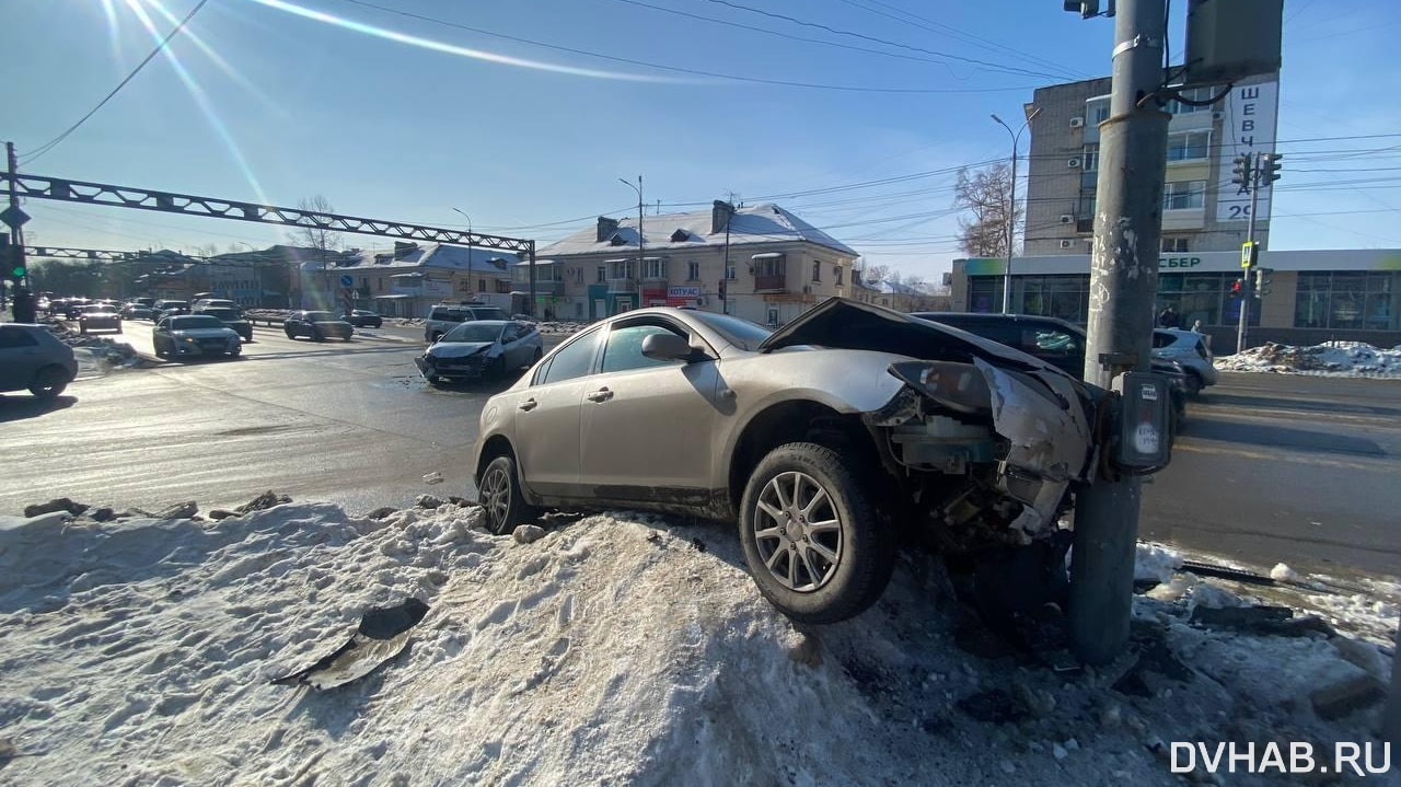 Водитель Mazda Axela влетел в светофор на Трубном (ФОТО) — Новости  Хабаровска