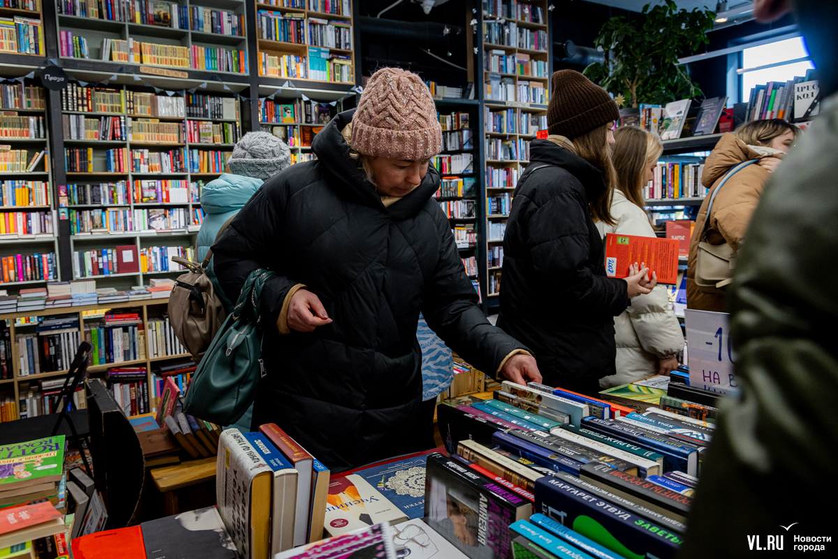 В первый день благотворительной распродажи литературы во Владивостоке  разобрали больше половины книг (ФОТО) – Новости Владивостока на VL.ru