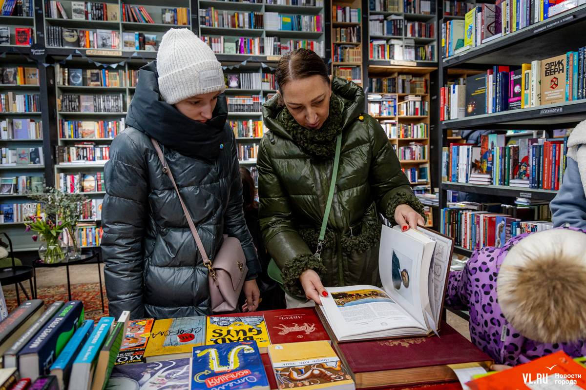 В первый день благотворительной распродажи литературы во Владивостоке  разобрали больше половины книг (ФОТО) – Новости Владивостока на VL.ru