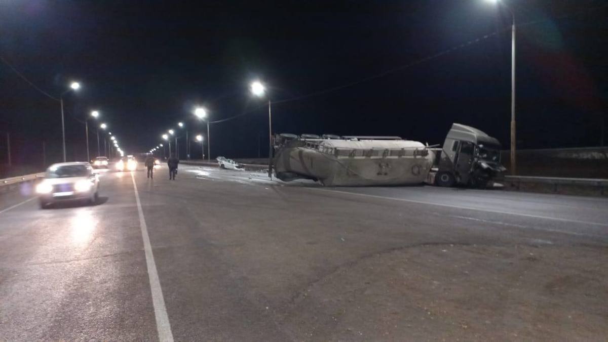 Грузовик перевернулся, водитель BMW погиб: в полиции рассказали подробности  ДТП на трассе Владивосток – Хабаровск – Новости Владивостока на VL.ru