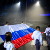 Амбассадоры игр выносят на арену флаг Российской Федерации — newsvl.ru